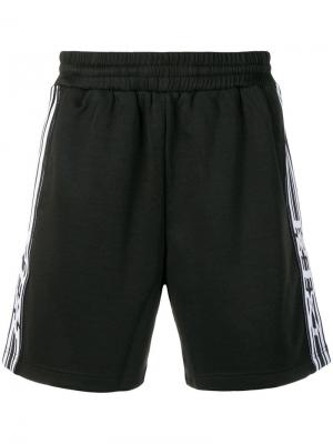 Спортивные шорты с полосками KTZ. Цвет: черный