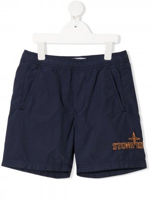 Плавки-шорты с вышитым логотипом Stone Island Junior. Цвет: синий