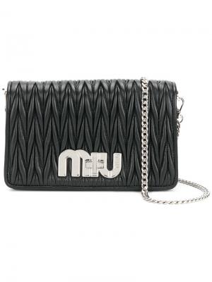 Плиссированная сумка на плечо с бляшкой логотипом Miu. Цвет: черный