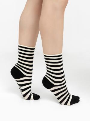 Женские высокие носки без резинки в черно-белую полоску Mark Formelle. Цвет: кремовый