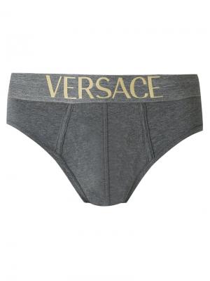 Трусы с логотипом на резинке Versace. Цвет: серый