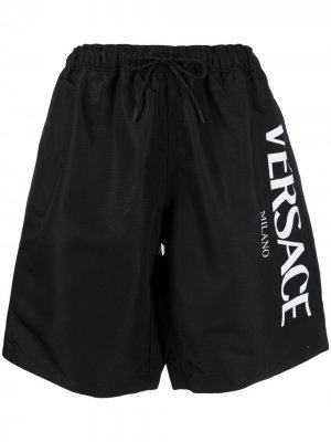 Плавки-шорты с логотипом Versace. Цвет: черный