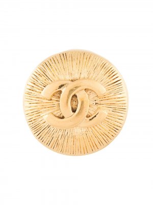 Брошь с логотипом CC Chanel Pre-Owned. Цвет: золотистый