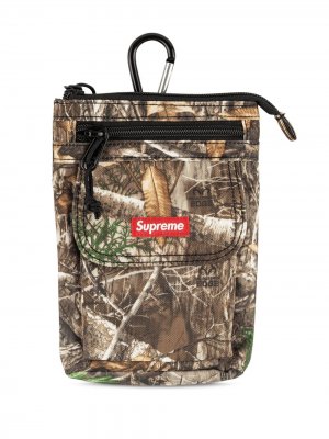 Рюкзак с камуфляжным принтом Supreme. Цвет: коричневый