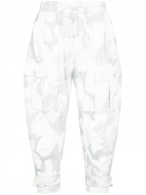 Зауженные брюки с камуфляжным принтом Dolce & Gabbana. Цвет: белый
