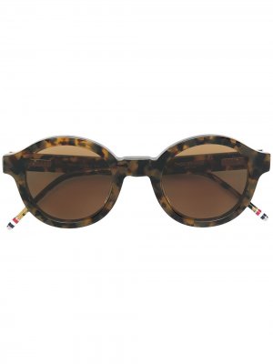 Солнцезащитные очки в круглой черепаховой оправе Tokyo Thom Browne Eyewear. Цвет: коричневый