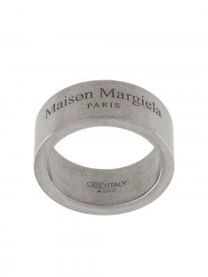 Кольцо с гравировкой логотипа Maison Margiela. Цвет: серебристый
