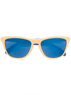 Солнцезащитные очки в контрастной оправе Oakley. Цвет: жёлтый и оранжевый