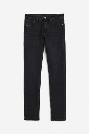 Моделирование джинсов скинни стандартного размера H&M