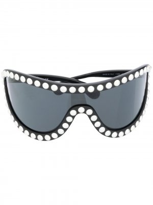 Солнцезащитные очки в массивной оправе с искусственным жемчугом Chanel Pre-Owned. Цвет: черный