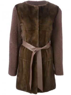 Пальто с контрастным передом и поясом Liska. Цвет: коричневый