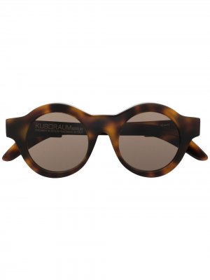 Солнцезащитные очки A1 в круглой оправе черепаховой расцветки Kuboraum. Цвет: коричневый