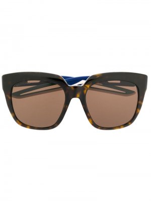 Солнцезащитные очки в массивной оправе черепаховой расцветки Balenciaga Eyewear. Цвет: коричневый