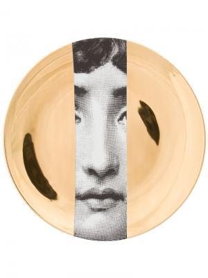 Тарелка с изображением лица Fornasetti. Цвет: желтый
