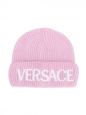 Шапка бини с вышитым логотипом Young Versace. Цвет: розовый