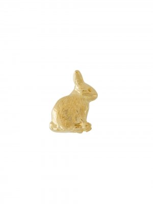 Серьга-гвоздик Teeny Tiny Sitting Bunny из желтого золота Alex Monroe. Цвет: золотистый