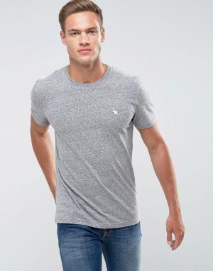 Серая облегающая футболка с круглым вырезом и логотипом Abercrombie & Fitch. Цвет: серый