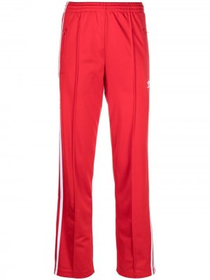 Спортивные брюки с вышитым логотипом adidas. Цвет: красный