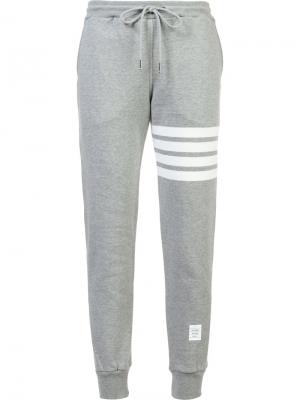 Спортивные брюки с полосками Thom Browne. Цвет: серый