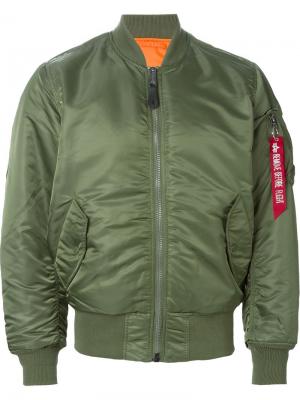 Классическая куртка-бомбер Alpha Industries. Цвет: зеленый