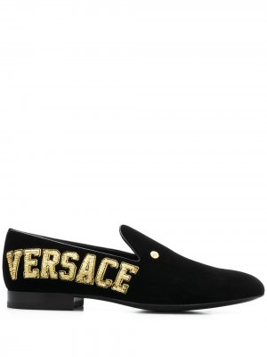 Слиперы с вышитым логотипом Versace. Цвет: черный