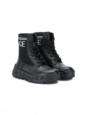 Ботинки на шнуровке с логотипом Young Versace. Цвет: черный