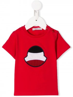 Футболка с короткими рукавами и аппликацией логотипа Moncler Enfant. Цвет: красный