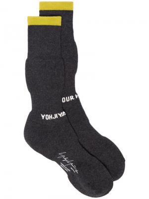 Носки с логотипом Yohji Yamamoto. Цвет: серый
