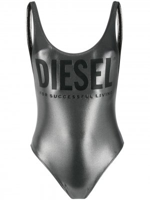Купальник с эффектом металлик и логотипом Diesel. Цвет: серебристый